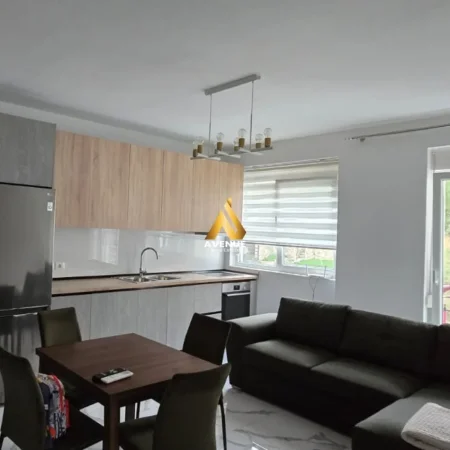 Tirane, jepet me qera apartament 2+1+Ballkon Kati 3, 89 m² 650 € (hamdi garunja) Liqeni i Thate Tirane