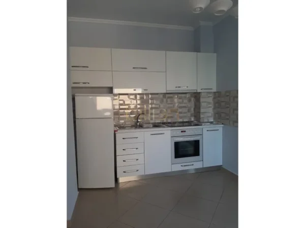 Tirane, jepet me qera , 98 m² 800 € (Rruga Jeronim De rada)