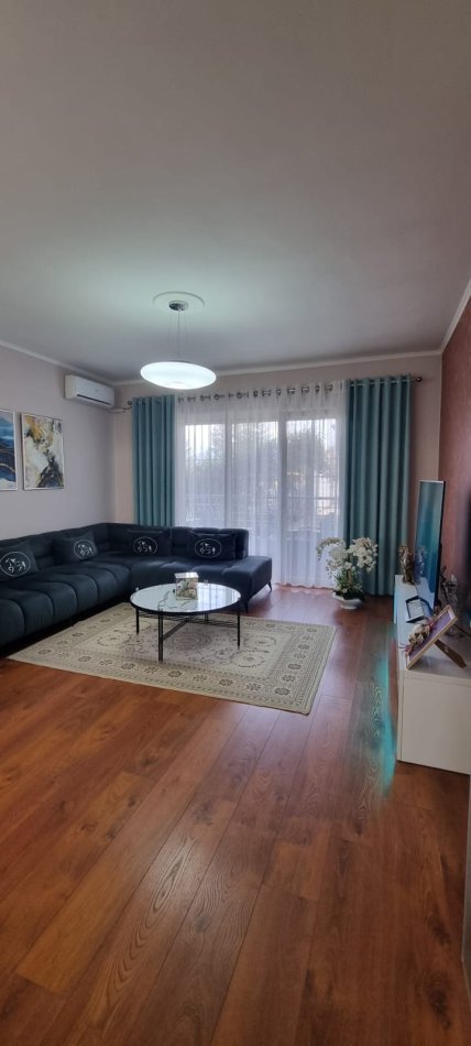 Tirane, jepet me qera apartament 2+1+Ballkon Kati 3, 90 m² 600 € (Kopeshti Botanik , te xhamia)