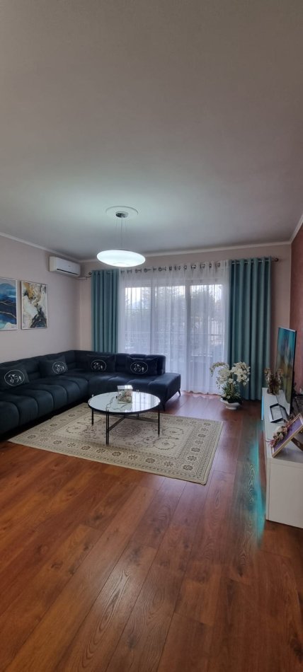 Tirane, jepet me qera apartament 2+1+Ballkon Kati 3, 90 m² 600 € (Kopeshti Botanik , te xhamia)