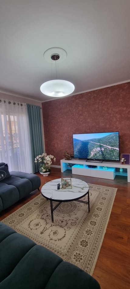 Tirane, jepet me qera apartament 2+1+Ballkon Kati 3, 90 m² 600 € (Kopeshti Botanik , te xhamia)