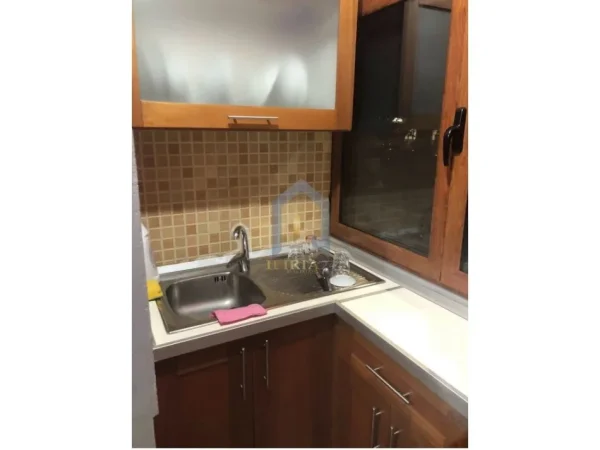 Tirane, jap me qera apartament 1+1+Ballkon Kati 1, 60 m² 500 € (Garda)