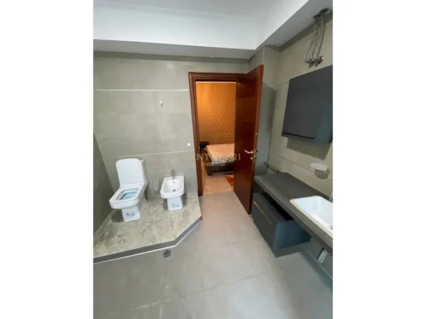 Tirane, jepet me qera apartament 3+1+Ballkon Kati 4, 135 m² 900 € (QENDER)