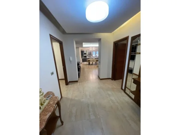Tirane, jepet me qera apartament 3+1+Ballkon Kati 4, 135 m² 900 € (QENDER)