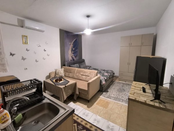 Tirane, jepet me qera garsonier 1 Katshe Kati 1, 20 m² 300 € (Në Kinostudio afër stacionit të autobusit.)