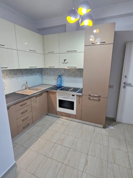 Tirane, jepet me qera zyre Kati 3, 80 m² 1.500 € (SHESHI SKENDERBEJ)