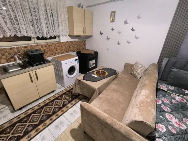 Tirane, jepet me qera garsonier 1 Katshe Kati 1, 20 m² 300 € (Në Kinostudio afër stacionit të autobusit.)