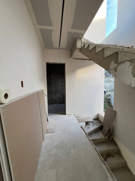 Tirane, jepet me qera Vile 3+1+Ballkon Kati 0, 300 m² 2.000 € (Liqeni artificial)