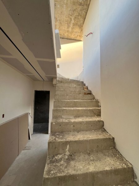 Tirane, jepet me qera Vile 3+1+Ballkon Kati 0, 300 m² 2.000 € (Liqeni artificial)