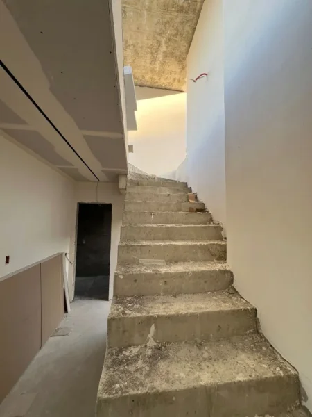 Tirane, jepet me qera Vile 3+1+Ballkon Kati 0, 300 m² 2.000 € (Liqeni artificial)