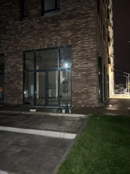 Tirane, jepet me qera dyqan Kati 0, 240 m² 4.000 € (5 MAJI)