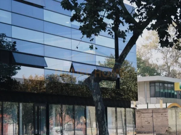 Tirane, jepet me qera ambjent biznesi Kati 0, 122 m² 1.300 €  Rruga e Kavajes, perballe Birra Tirana