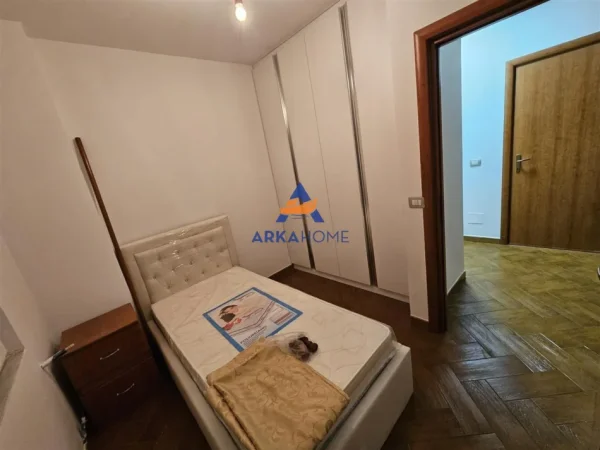 Tirane, jepet me qera apartament 3+1+Ballkon Kati 3, 126 m² 830 € 