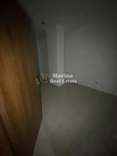 Tirane, shitet apartament 2+1 Kati 3, 270 m² 162.000 € (Astir)