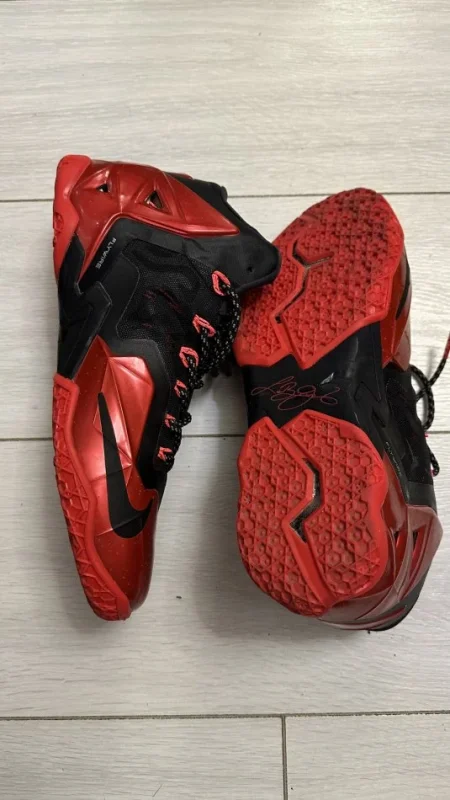 Tirane, shes Shiten atlete origjinale Nike Lebron James limited edition nr42-43 posta falas 50 €