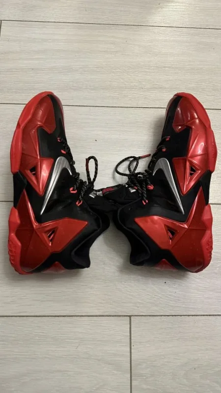 Tirane, shes Shiten atlete origjinale Nike Lebron James limited edition nr42-43 posta falas 50 €