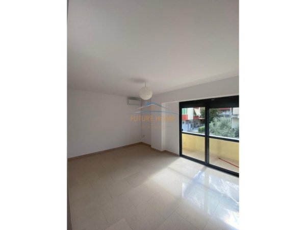 Tirane, jepet me qera apartament 2+1 , 105 m² 650 € 