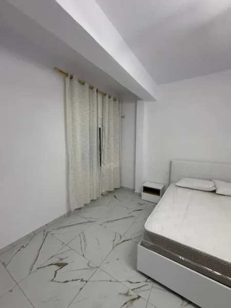 Jepet me qera apartament 1+1 Kati 1, 70 m² 300 € (Rruga Hasan Kushta. Albano Romina Vlorë)