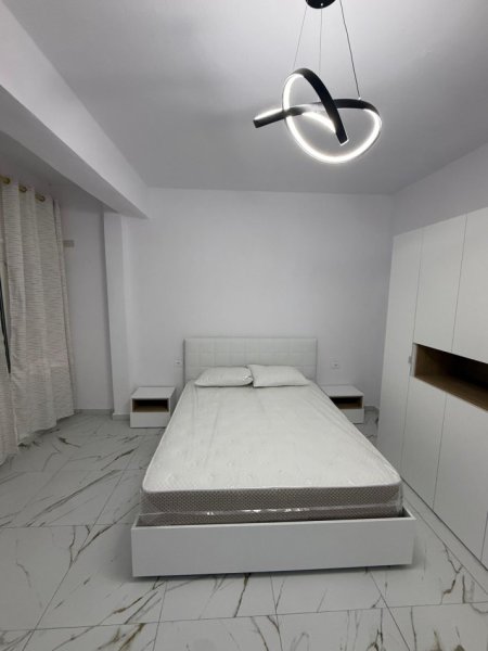 Jepet me qera apartament 1+1 Kati 1, 70 m² 300 € (Rruga Hasan Kushta. Albano Romina Vlorë)