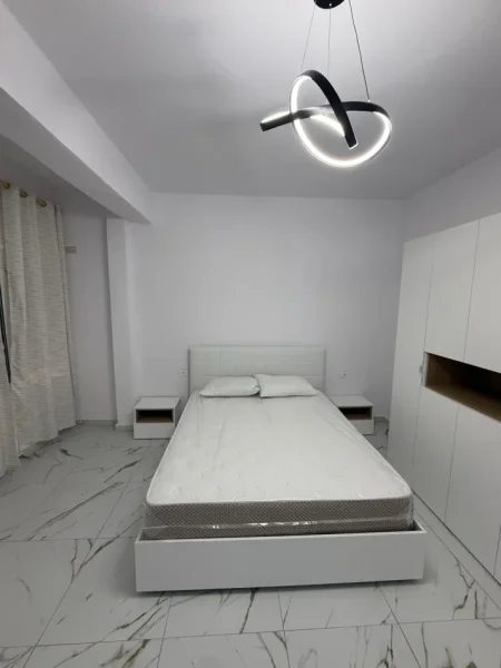 Jepet me qera apartament 1+1 Kati 1, 70 m² 300 € (Rruga Hasan Kushta. Albano Romina Vlorë)