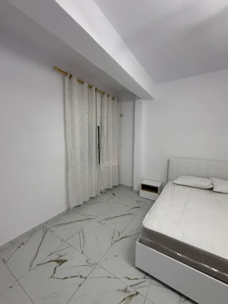 Jepet me qera apartament 1+1 Kati 1, 70 m² 300 € (Rruga Hasan Kushta. Albano Romina Vlorë)
