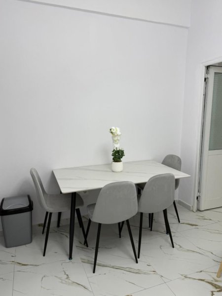 Jepet me qera apartament 1+1 Kati 1, 70 m² 300 € (Rruga Hasan Kushta. Albano Romina Vlorë)