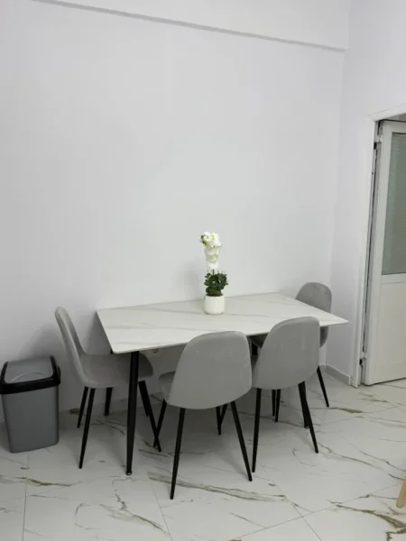 Jepet me qera apartament 1+1 Kati 1, 70 m² 300 € (Rruga Hasan Kushta. Albano Romina Vlorë)