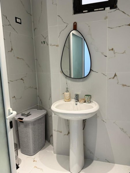 Jepet me qera apartament 1+1 Kati 1, 70 m² 300 € (Rruga Hasan Kushta. Albano Romina Vlorë)