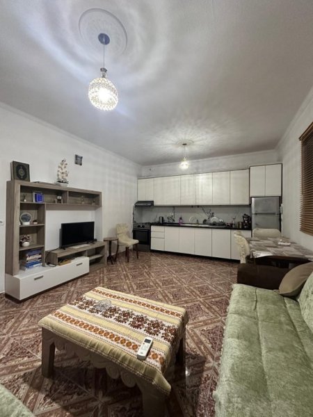 Tirane, jepet me qera 1+1 Kati 1, 70 m² 200 € (Laknas)
