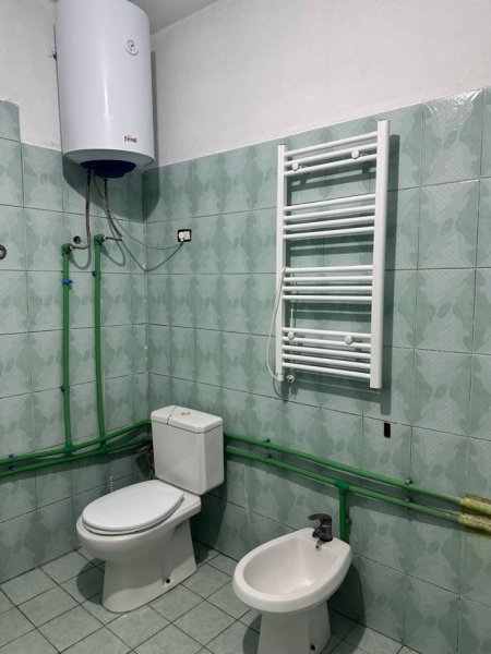 Tirane, jepet me qera 1+1 Kati 1, 70 m² 200 € (Laknas)