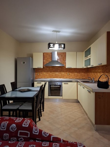 Tirane, jepet me qera apartament 2+1+Ballkon Kati 4, 400 € (Prane Bar Rosini, Astir)