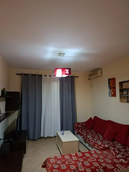 Tirane, jepet me qera apartament 2+1+Ballkon Kati 4, 400 € (Prane Bar Rosini, Astir)