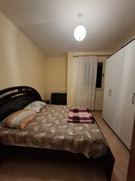 Tirane, jepet me qera apartament 2+1+Ballkon Kati 4, 400 € (Prane Bar Rosini, Astir)