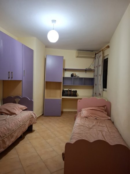 Tirane, jepet me qera apartament 2+1+Ballkon Kati 4, 400 € (Prane Bar Rosini, Astir)