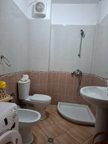Tirane, jepet me qera apartament 2+1+Ballkon Kati 4, 400 € (Prane Bar Rosini, Astir)
