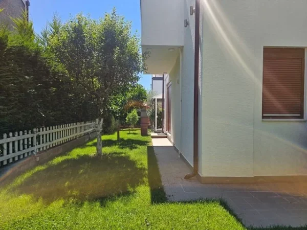 Tirane, jepet me qera Vile 3 Katshe , 345 m² 2.509 € (Rruga e Vilave)