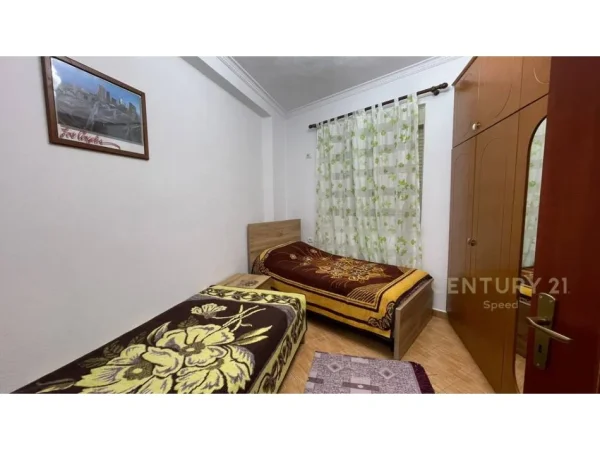 Tirane, jepet me qera apartament 2+1+Ballkon Kati 5, 79 m² 450 € (fresku)