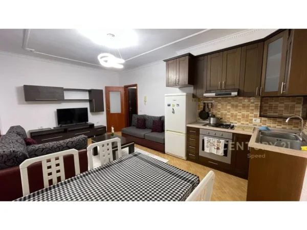 Tirane, jepet me qera apartament 2+1+Ballkon Kati 5, 79 m² 450 € (fresku)