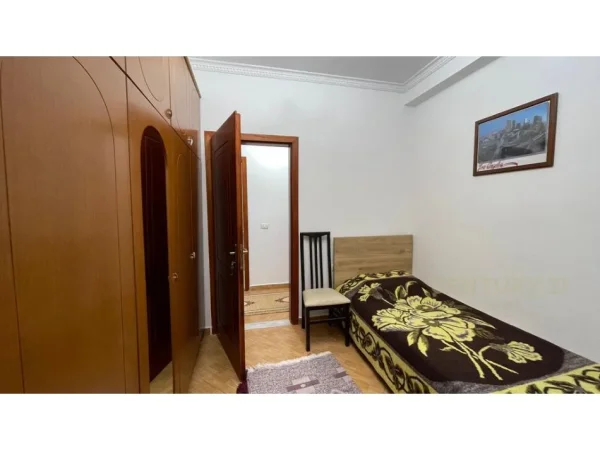 Tirane, jepet me qera apartament 2+1+Ballkon Kati 5, 79 m² 450 € (fresku)