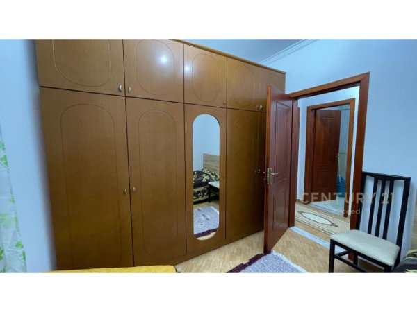 Tirane, jepet me qera apartament 2+1+Ballkon Kati 5, 79 m² 450 € (fresku)