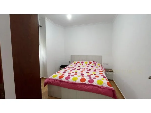 Tirane, jepet me qera apartament 2+1+Ballkon Kati 5, 79 m² 450 € (fresku)