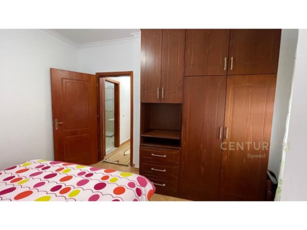 Tirane, jepet me qera apartament 2+1+Ballkon Kati 5, 79 m² 450 € (fresku)