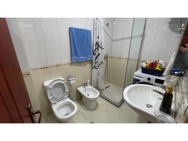 Tirane, jepet me qera apartament 2+1+Ballkon Kati 5, 79 m² 450 € (fresku)