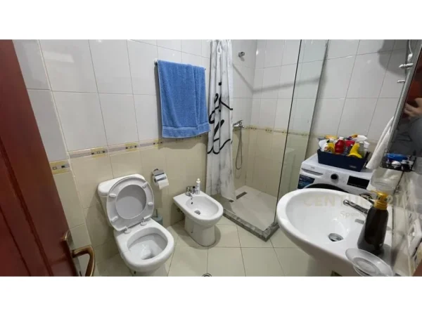 Tirane, jepet me qera apartament 2+1+Ballkon Kati 5, 79 m² 450 € (fresku)