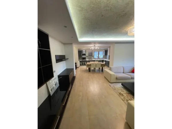 Tirane, jepet me qera apartament 3+1+Ballkon Kati 4, 135 m² 900 € (qender)