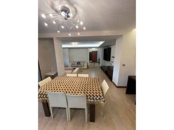 Tirane, jepet me qera apartament 3+1+Ballkon Kati 4, 135 m² 900 € (qender)