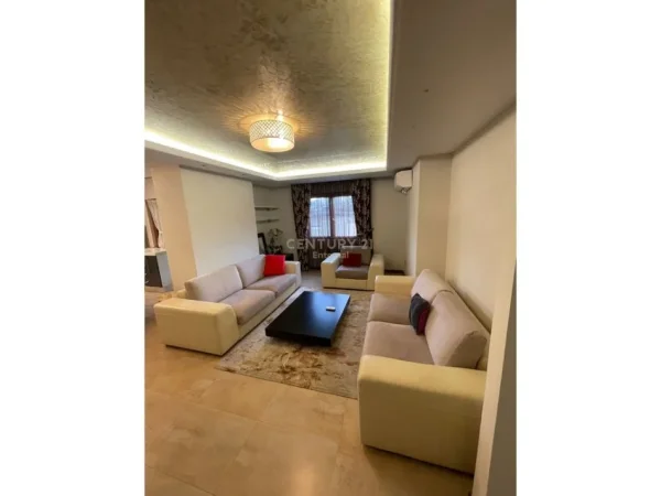 Tirane, jepet me qera apartament 3+1+Ballkon Kati 4, 135 m² 900 € (qender)