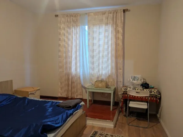 Tirane, jepet me qera apartament 2+1+Ballkon Kati 1, 40.000 leke.
