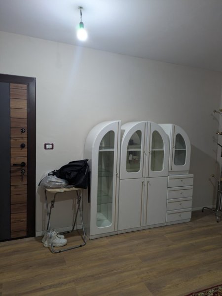 Tirane, jepet me qera apartament 2+1+Ballkon Kati 1, 40.000 leke.