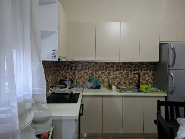 Tirane, jepet me qera apartament 2+1+Ballkon Kati 1, 40.000 leke.